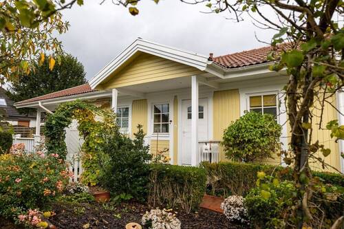 Front - *** BUNGALOW mit offener WOHNKÜCHE und idyllischer VERANDA - DOPPELCARPORT inklusive ***