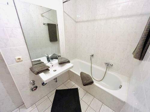 Ihr Badezimmer mit Wanne & Anschlüssen für Ihre Waschmaschine - 