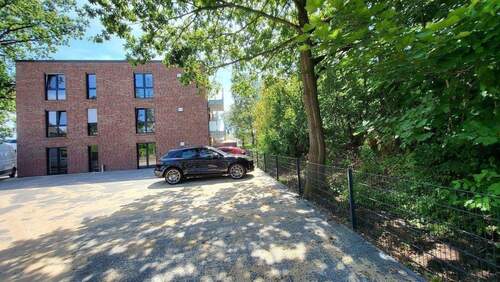Stellplätze hinter dem Haus.jpg - 2 Zimmer Terrassenwohnung zur Miete in Kaltenkirchen