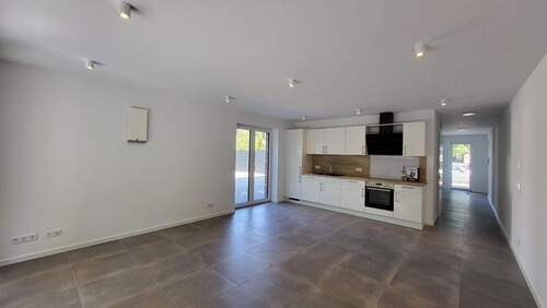 Wohnzimmer mit offener Einbauküche.jpg - 2 Zimmer Terrassenwohnung in Kaltenkirchen