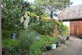 Garten mit Garageneinfahrt - 