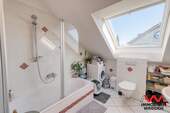 Bad mit Wanne im Dachgeschoss - 