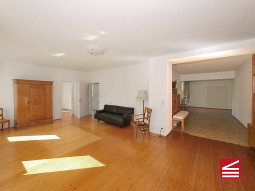 Wohnen - Blick Richtung Flur u. seitlicher Hausflügel - 