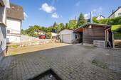 Blick in den Hof und auf die Garage - 