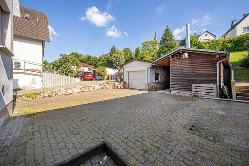 Blick in den Hof und auf die Garage - 