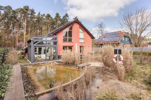 Hausansicht mit Wintergarten - Schönes Einfamilienhaus nahe dem Kaulsdorfer See