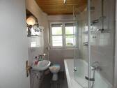 Bad mit Wanne im Erdgeschoss - 