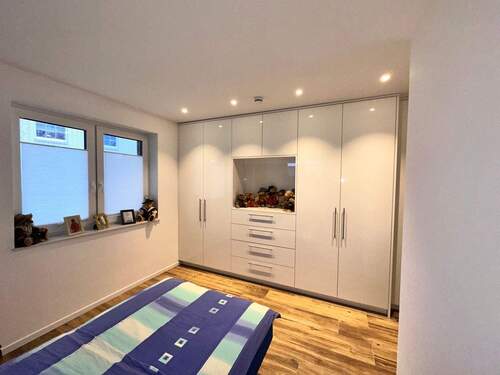 Schlafzimmer mit Einbauschrank - 