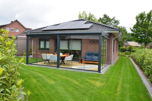 rückwärtige Ansicht - Luxuriöser Neubau- Walmdachbungalow mit Erdwärmetechnik, Gaskamin, exklusiver Einbauküche, Terrassenbereich mit Sommergarten in Bad Zwischenahn