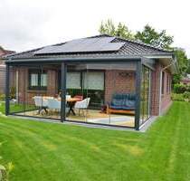 Luxuriöser Neubau- Walmdachbungalow mit Erdwärmetechnik, Gaskamin, exklusiver Einbauküche, Terrassenbereich mit Sommergarten in Bad Zwischenahn
