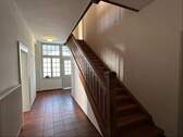 Treppenhaus und Flur im Erdgeschoss - 