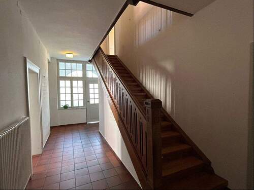 Treppenhaus und Flur im Erdgeschoss - 