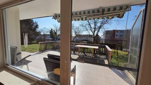 EG Blick aus dem Wohnzimmer auf die Terrasse mit Pool - 