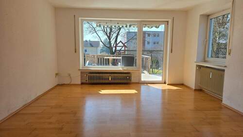 EG Wohnzimmer Zugang zur Terrasse mit Pool - 