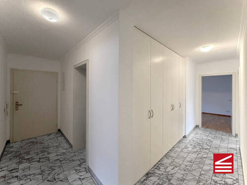 Links Wohnungseingang u. Zugang Bad - rechts Schlaf u. Gästezimmer - 4 Zimmer Etagenwohnung zum Kaufen in Baden-Baden