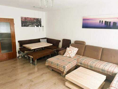 Wohnzimmer - Geschmackvolle 3-Zimmer-Wohnung mit Balkon, KFZ-Stellplatz und Einbauküche in Augsburg-Lechhausen