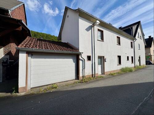 Seitliche Ansicht mit Garage - 