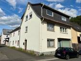 Straßenansicht - 8 Zimmer Mehrfamilienhaus, Wohnhaus in Dillenburg