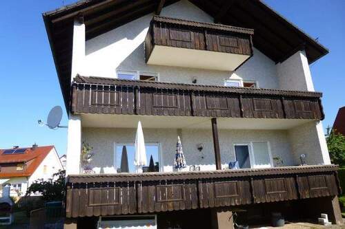 Hausansicht - Top modernisierte 3-Zimmer-Wohnung mit großem Balkon und Garage im 3-Familienhaus in Allersberg
