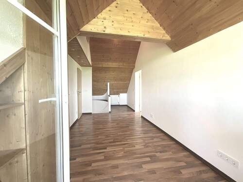 Raum im UG mit Blick zum Treppenhaus - 