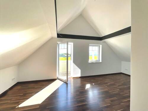 Schlafzimmer DG mit Zugang zum Balkon - 