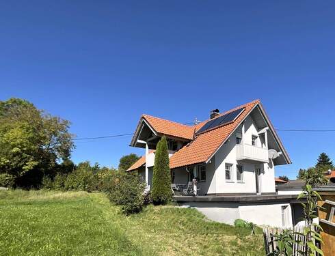 Hausansicht mit Ansicht UG - 