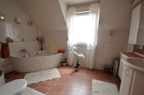 Tageslichtbad mit Badewanne und Dusche - 