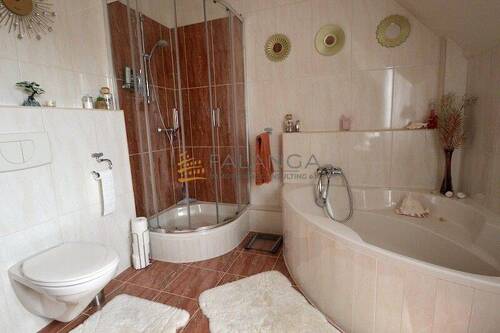 Tageslichtbad mit Badewanne und Dusche - 