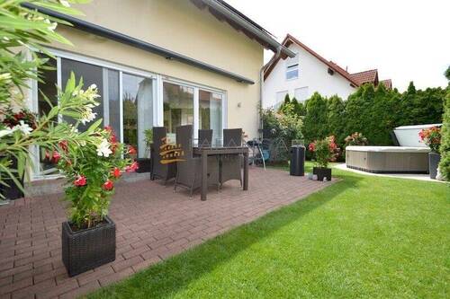 sonniger Gartenbereich - 6 Zimmer Doppelhaushälfte zum Kaufen in Mommenheim