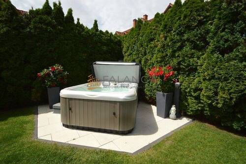 toll eingewachsener Whirlpool - 