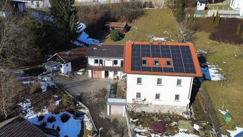 Luftaufnahme - Zwei Haushälften - eine starke Kombination: Mehrgenerationenwohnen mit Panoramablick in Hauzenberg