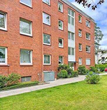 Außenansicht - Zum Selbstgestalten: 3-Zimmer-Wohnung mit Balkon, Einbauküche und Tiefgarage in Meiendorf!