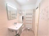 Bad mit Dusche - 