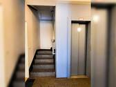 Treppenhaus mit Aufzug.jpg - 3 Zimmer Etagenwohnung zum Kaufen in Magdeburg