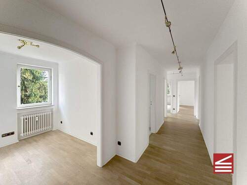 Blick vom Eingang in den Flur, links Diele - 3 Zimmer Etagenwohnung zum Kaufen in Baden-Baden