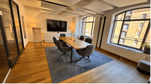 1 – Der Konferenzraum - Block N: Modernes Büro in der Hamburger Speicherstadt mit Kibbelstegbrücke