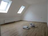 geräumiges Schlafzimmer mit Ankleidebereich - 