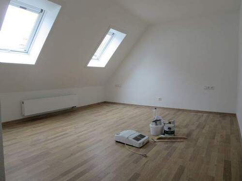 geräumiges Schlafzimmer mit Ankleidebereich - 