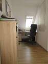 vorgelagertes Zimmer/Büro (rechts Schlafzimmer) - 