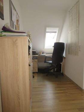 vorgelagertes Zimmer/Büro (rechts Schlafzimmer) - 