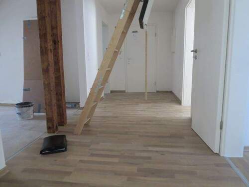 Flur samt Treppenaufgang zum Abstellraum - 