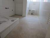 hochmodernes Badezimmer mit Tageslicht - 