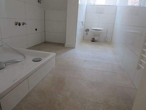 hochmodernes Badezimmer mit Tageslicht - 