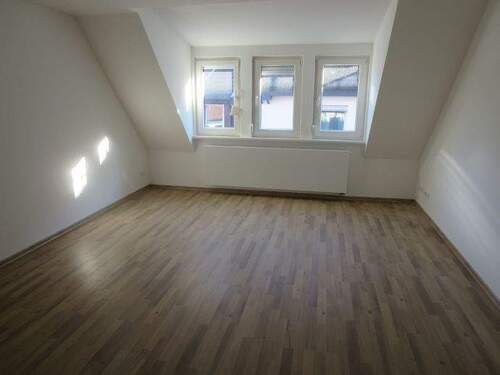 geräumiges Wohnzimmer - Etagenwohnung mit 77,00 m&sup2; in Stuttgart zur Miete