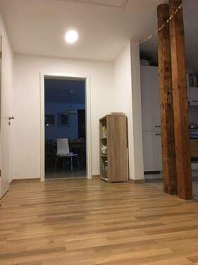 Flur gen Wohnzimmer - rechts offene Küche - 
