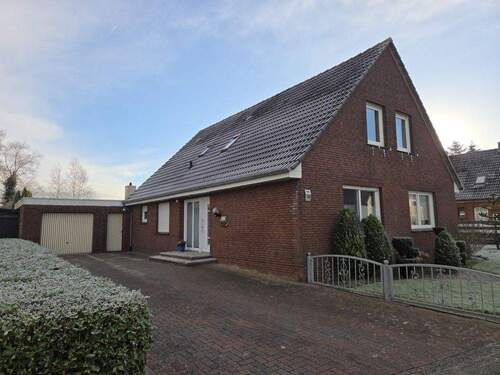 Frontansicht - Großes Wohnhaus auf schönem Grundstück mit freiem Blick auf Wiesen und Felder!