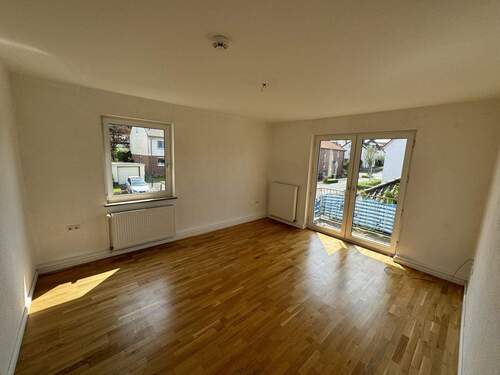 Wohnzimmer mit Balkon - 4 Zimmer Etagenwohnung zur Miete in Detmold