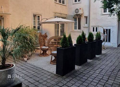 Innenhof im Sommer - 1 Zimmer Mehrfamilienhaus, Wohnhaus zum Kaufen in Karlsruhe