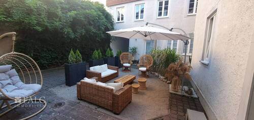 Innenhof im Sommer - Mehrfamilienhaus, Wohnhaus mit 461,00 m&sup2; in Karlsruhe zum Kaufen