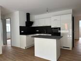 Wohn-/Esszimmer mit Einbauküche - Moderne 4,5 Zimmer-Wohnung im Neubau - Stadtnah, nachhaltig und attraktiv